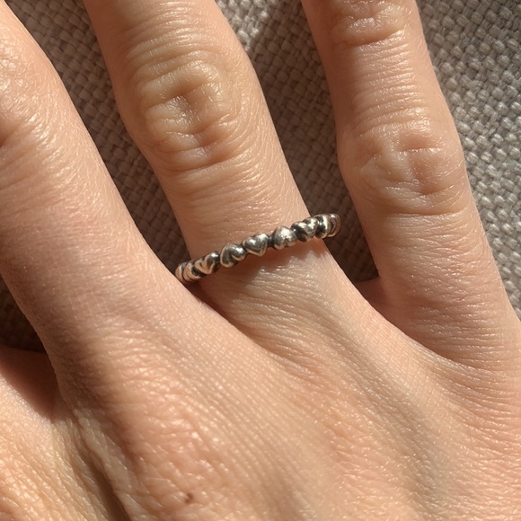 PANDORA Solid Band of Hearts Ring in Sterling Silver. - Picture 4 of 4